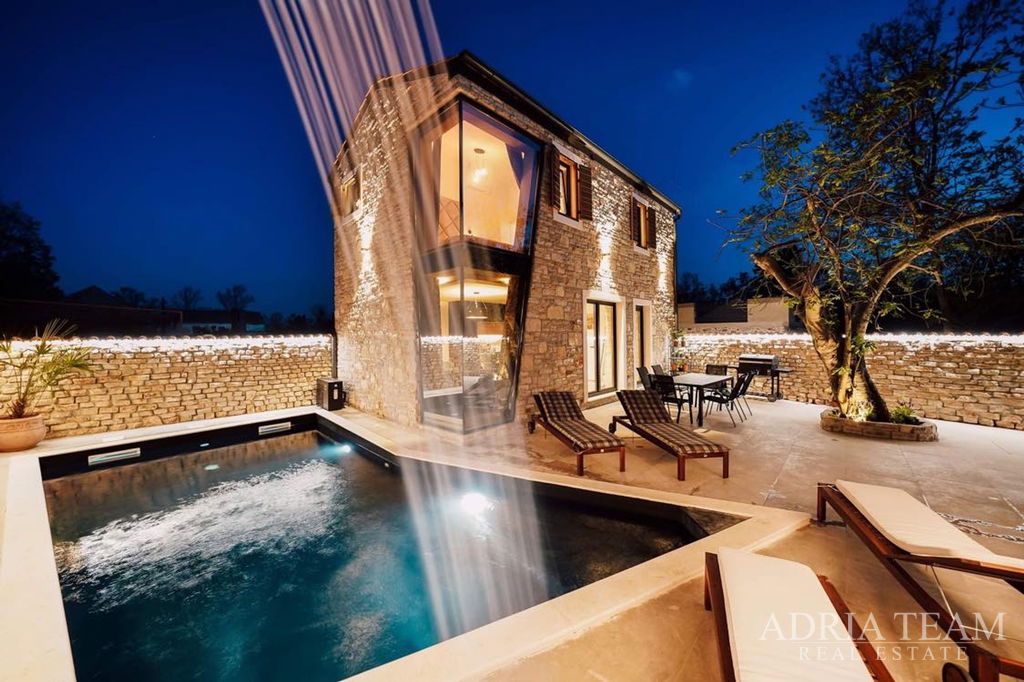 ATRAKTIVNÍ KAMENNÝ DŮM S VYHŘÍVANÝM BAZÉNEM – PRIVLAKA, ZADAR