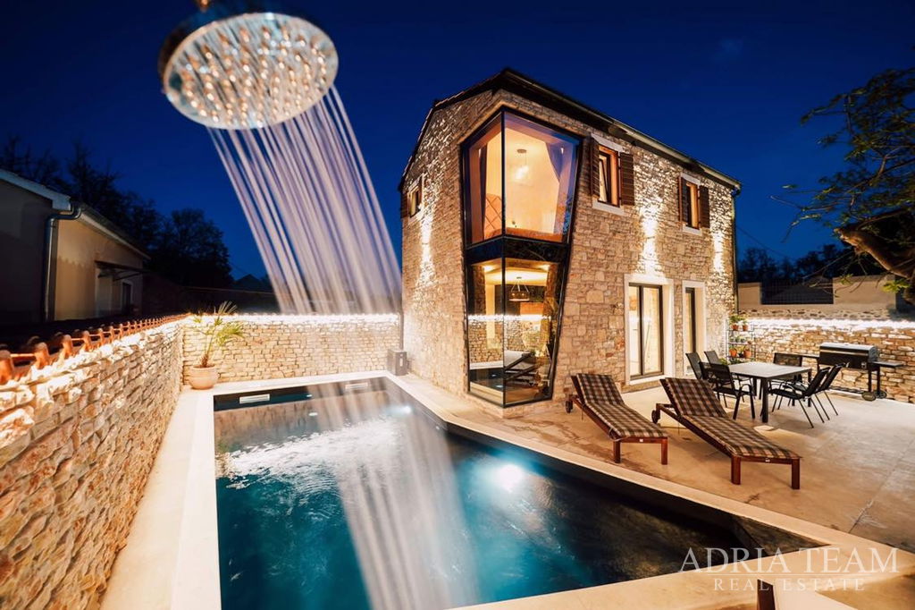 ATRAKTIVNÍ KAMENNÝ DŮM S VYHŘÍVANÝM BAZÉNEM – PRIVLAKA, ZADAR
