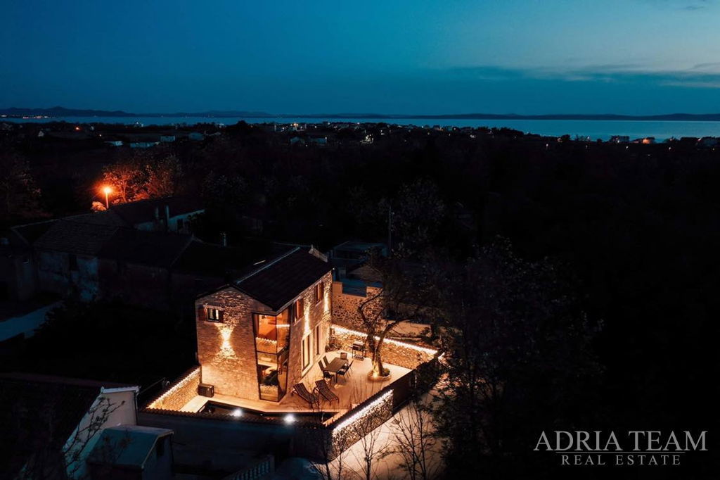 ATRAKTIVNÍ KAMENNÝ DŮM S VYHŘÍVANÝM BAZÉNEM – PRIVLAKA, ZADAR