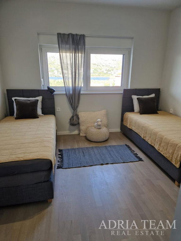 ATRAKTIVNÍ APARTMÁN V NOVOSTAVBĚ S VÝHLEDEM NA MOŘE – POVLJANA, PAG