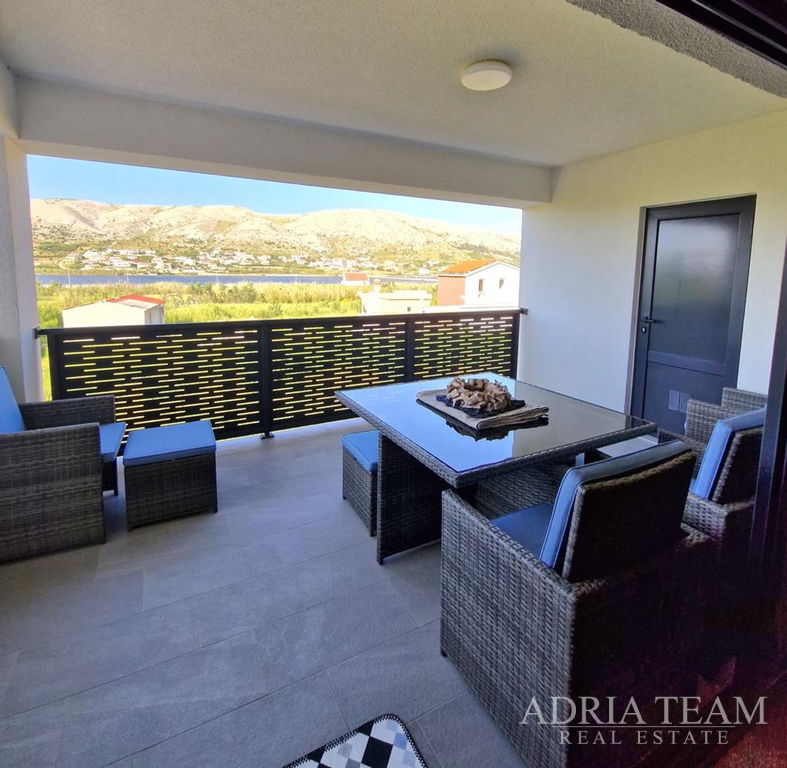 ATRAKTIVNÍ APARTMÁN V NOVOSTAVBĚ S VÝHLEDEM NA MOŘE – POVLJANA, PAG