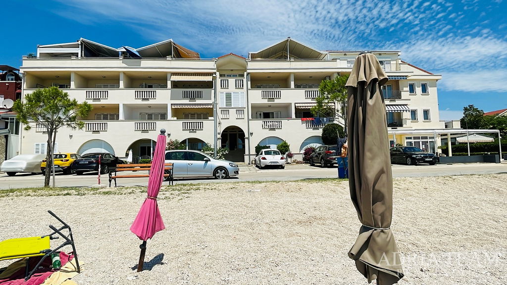 APARTMÁN S VELKOU TERASOU – PRVNÍ ŘADA U MOŘE – TURANJ