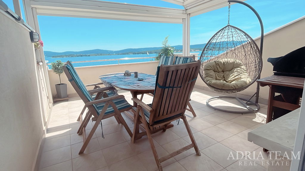 APARTMÁN S VELKOU TERASOU – PRVNÍ ŘADA U MOŘE – TURANJ