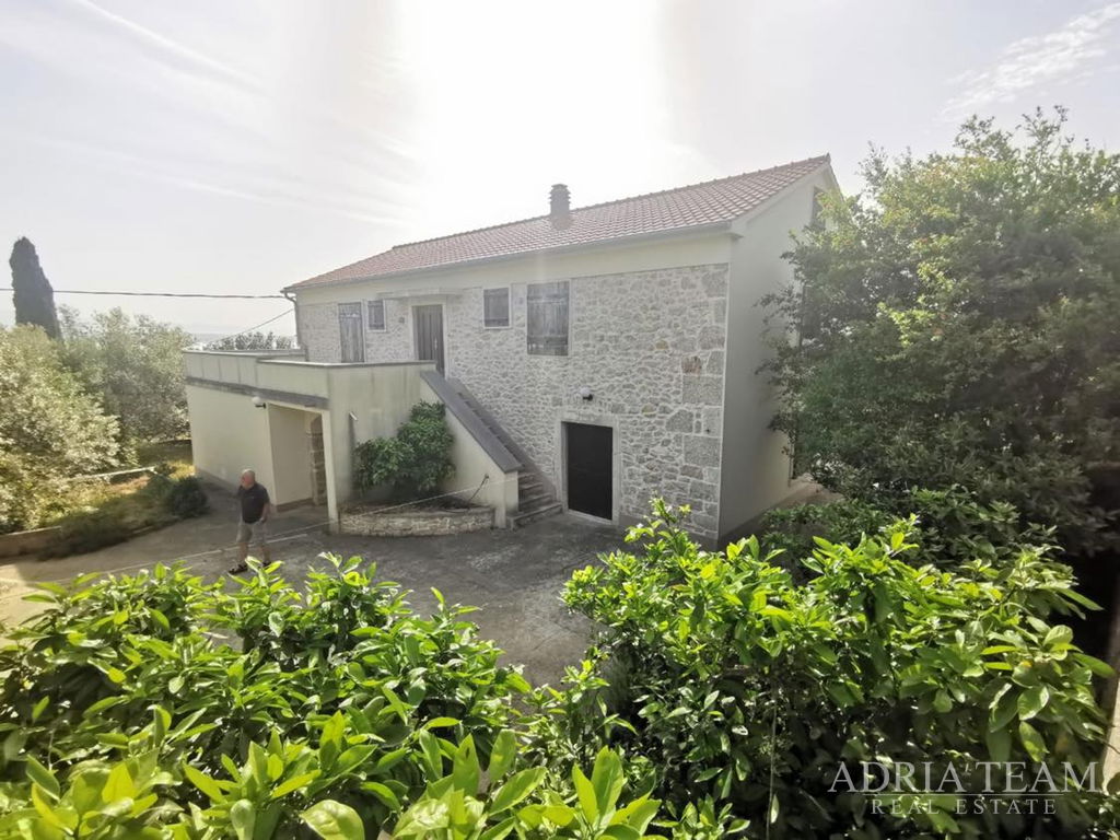 DŮM SE 3 APARTMÁNY A PROSTORNÝM POZEMKEM – POLJANA, OSTROV UGLJAN