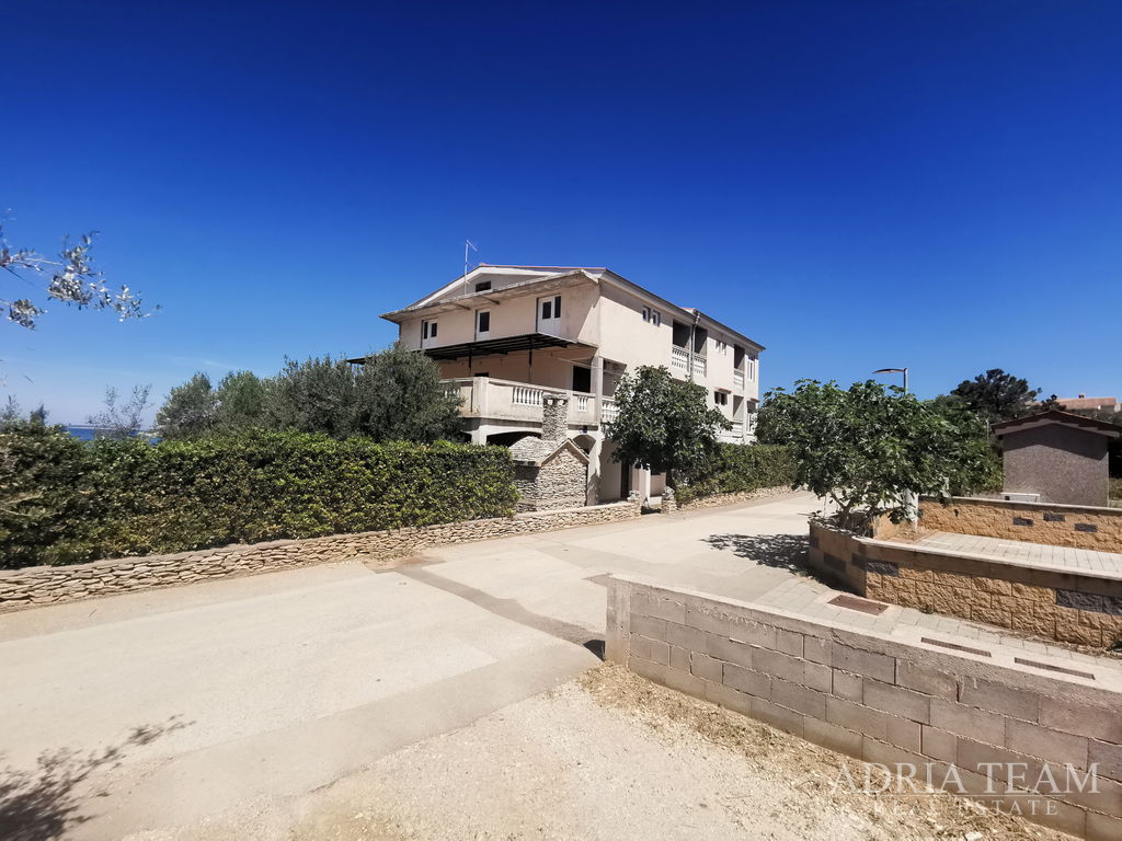 DŮM SE 4 APARTMÁNY – 50 M OD MOŘE - POVLJANA, PAG