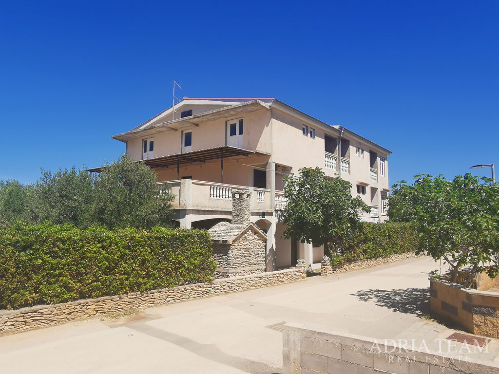 DŮM SE 4 APARTMÁNY – 50 M OD MOŘE - POVLJANA, PAG