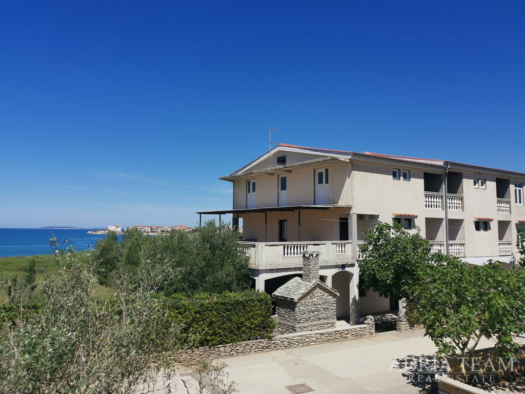 DŮM SE 4 APARTMÁNY – 50 M OD MOŘE - POVLJANA, PAG