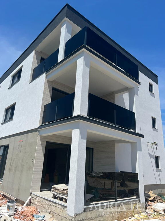 PENTHOUSE – NOVOSTAVBA – 150 m OD MOŘE – PRIVLAKA