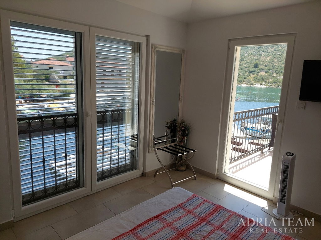 VILA – 5 m OD MOŘE – VÝBORNÁ LOKALITA – ROGOZNICA