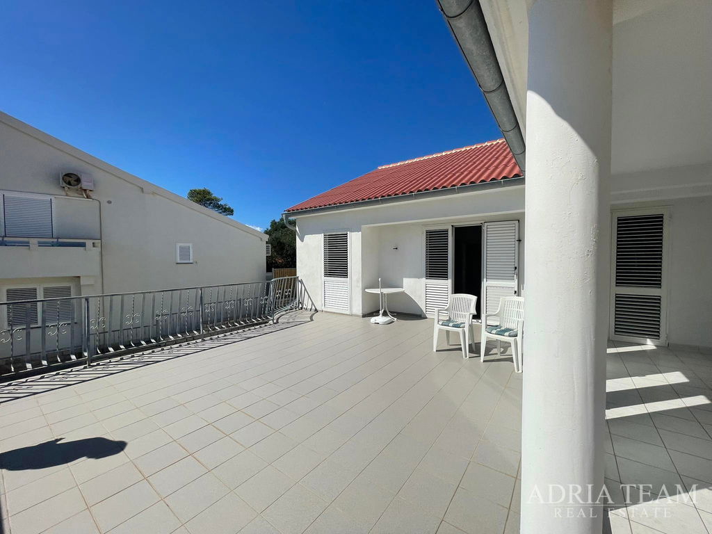 DŮM S PROSTORNÝM POZEMKEM – PRVNÍ ŘADA U MOŘE – JAKIŠNICA, PAG