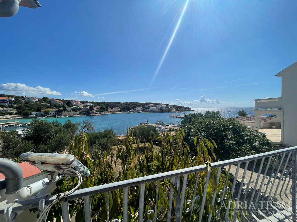 DŮM S PROSTORNÝM POZEMKEM – PRVNÍ ŘADA U MOŘE – JAKIŠNICA, PAG