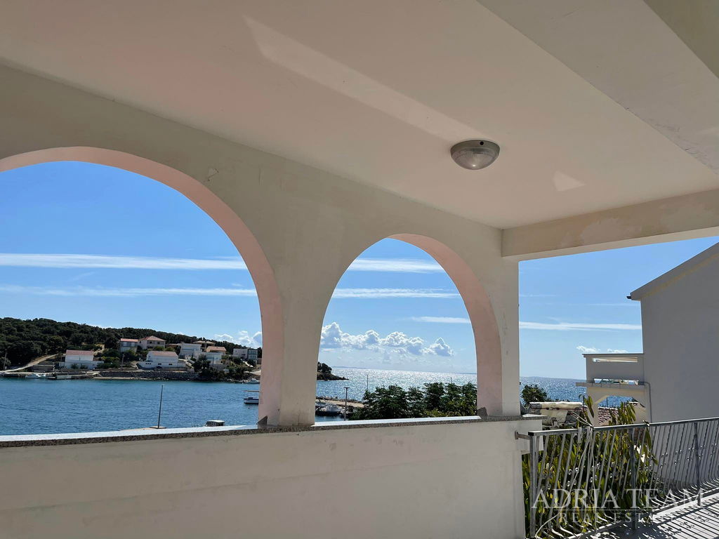 DŮM S PROSTORNÝM POZEMKEM – PRVNÍ ŘADA U MOŘE – JAKIŠNICA, PAG