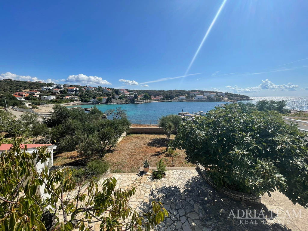 DŮM S PROSTORNÝM POZEMKEM – PRVNÍ ŘADA U MOŘE – JAKIŠNICA, PAG