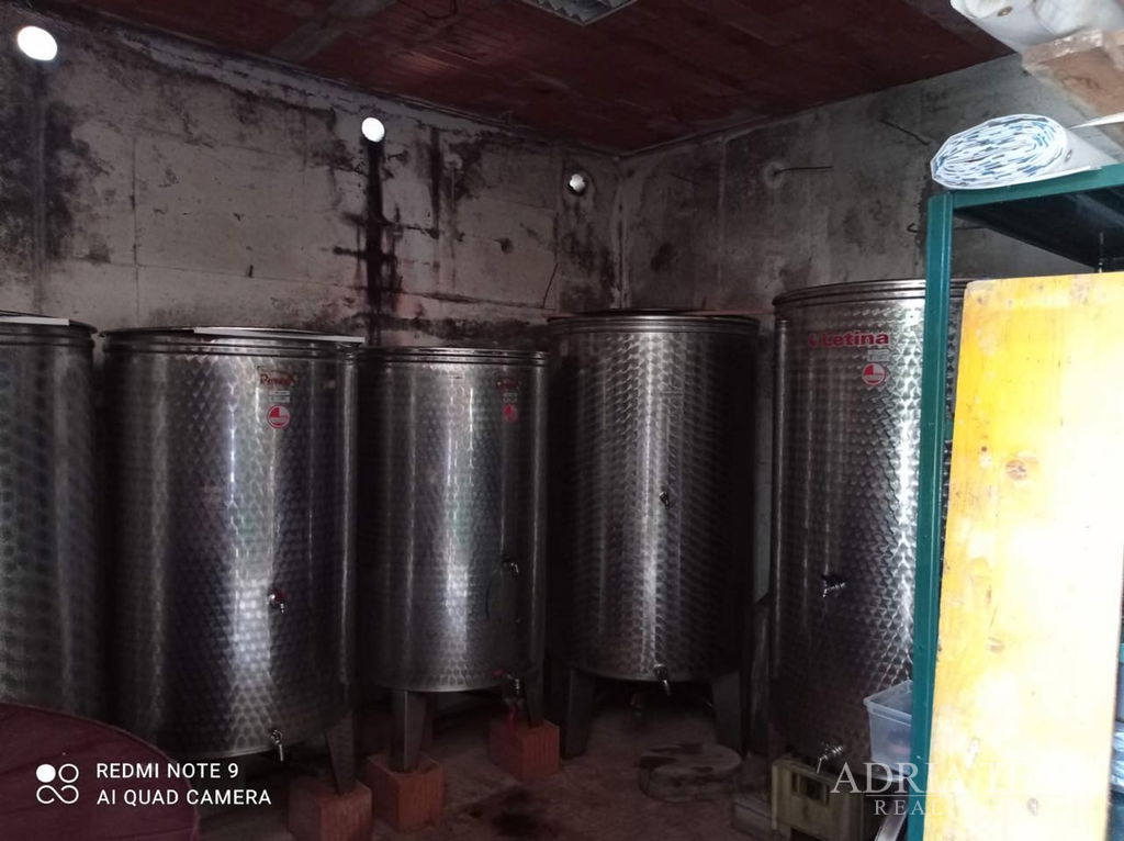 POZEMEK S KONOBU A GARÁŽÍ – KLIDNÁ LOKALITA – PRIVLAKA, BILOTINJAK