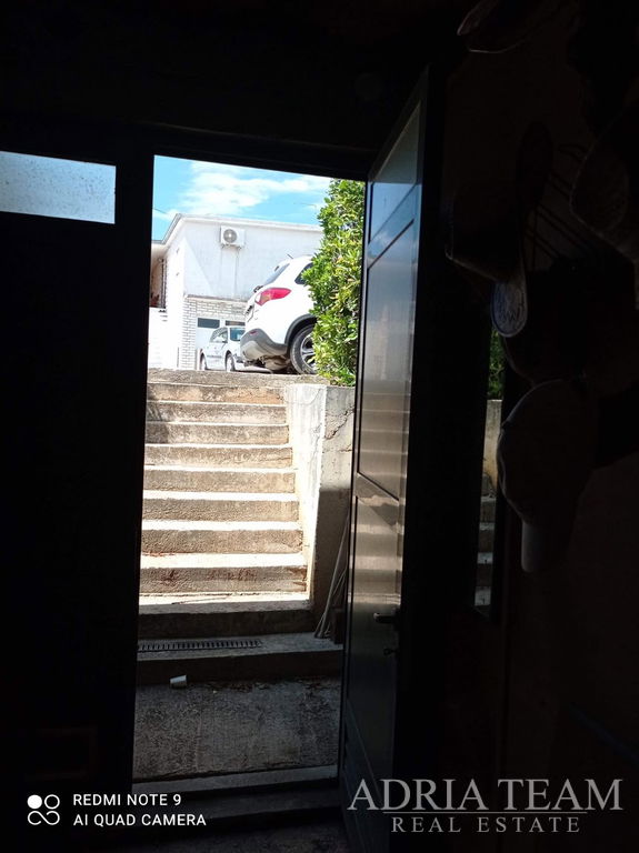 POZEMEK S KONOBU A GARÁŽÍ – KLIDNÁ LOKALITA – PRIVLAKA, BILOTINJAK