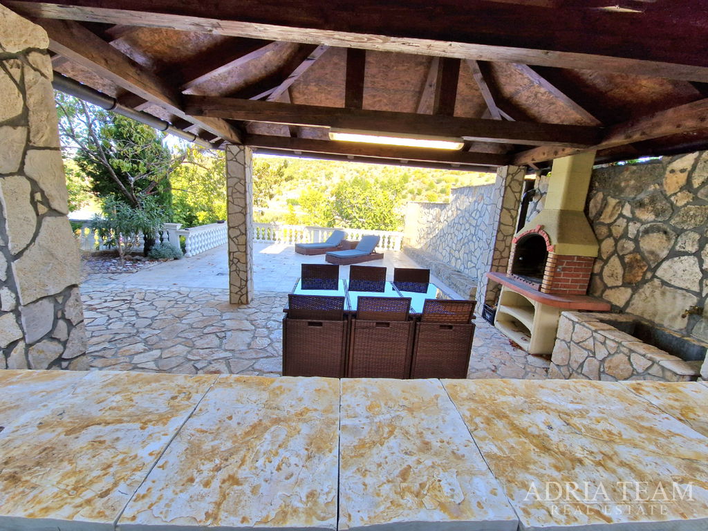 RODINNÝ DŮM S BAZÉNEM – PRVNÍ ŘADA U MOŘE – MEKA DRAGA, OBROVAC