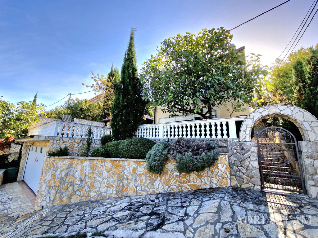 RODINNÝ DŮM S BAZÉNEM – PRVNÍ ŘADA U MOŘE – MEKA DRAGA, OBROVAC