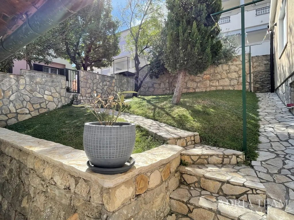 RODINNÝ DŮM S BAZÉNEM – PRVNÍ ŘADA U MOŘE – MEKA DRAGA, OBROVAC