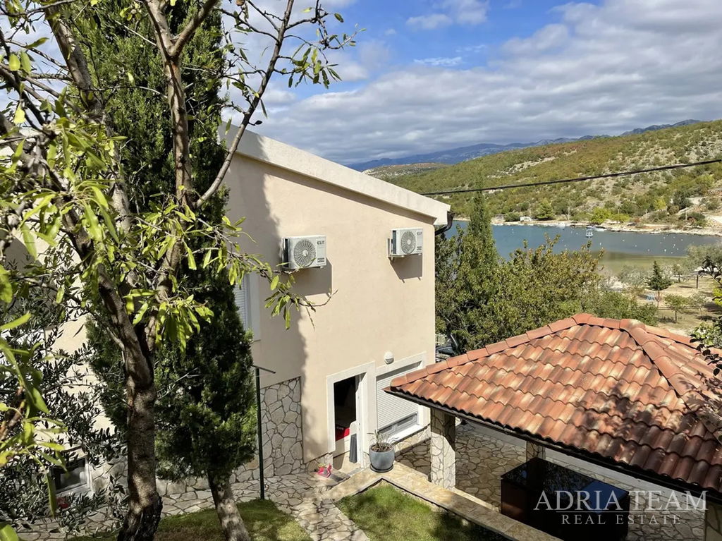 RODINNÝ DŮM S BAZÉNEM – PRVNÍ ŘADA U MOŘE – MEKA DRAGA, OBROVAC