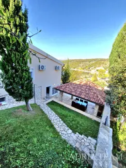 RODINNÝ DŮM S BAZÉNEM – PRVNÍ ŘADA U MOŘE – MEKA DRAGA, OBROVAC nemovitost na prodej