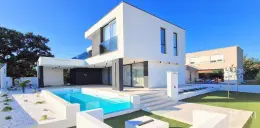 LUXUSNÍ VILA S BAZÉNEM – NOVOSTAVBA – VÝBORNÁ LOKALITA – KOŽINO nemovitost na prodej