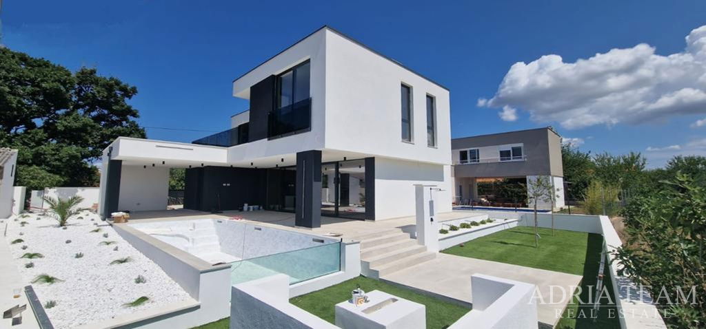 LUXUSNÍ VILA S BAZÉNEM – NOVOSTAVBA – VÝBORNÁ LOKALITA – KOŽINO