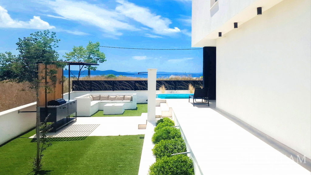 LUXUSNÍ VILA S BAZÉNEM – NOVOSTAVBA – VÝBORNÁ LOKALITA – KOŽINO