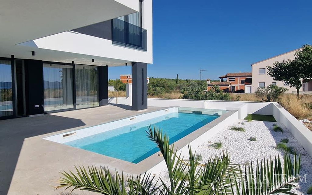 LUXUSNÍ VILA S BAZÉNEM – NOVOSTAVBA – VÝBORNÁ LOKALITA – KOŽINO