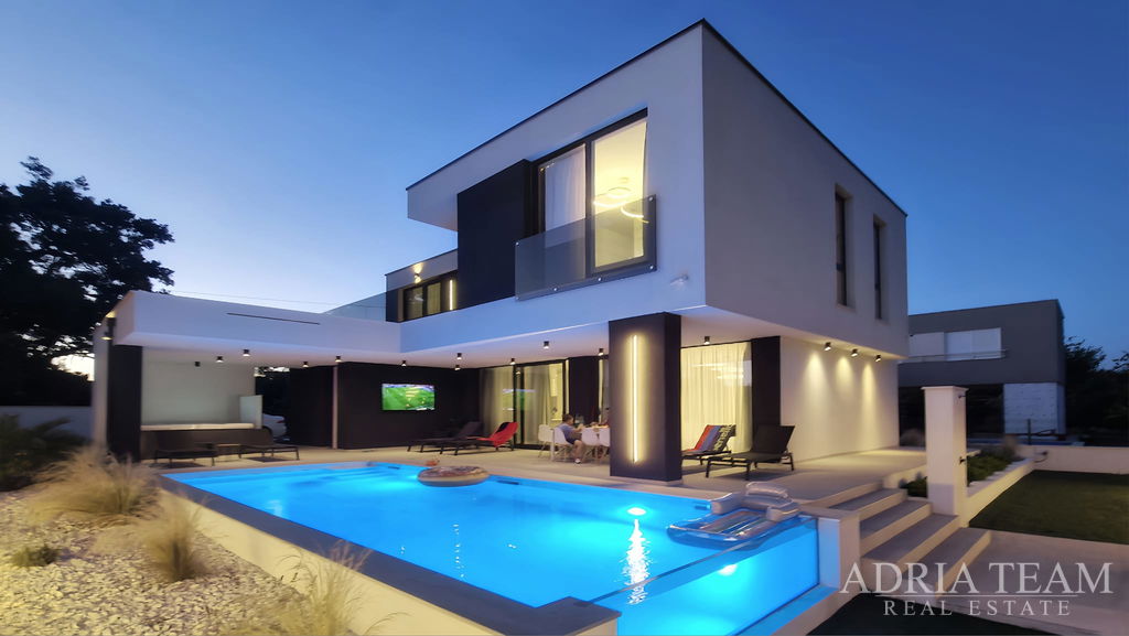 LUXUSNÍ VILA S BAZÉNEM – NOVOSTAVBA – VÝBORNÁ LOKALITA – KOŽINO