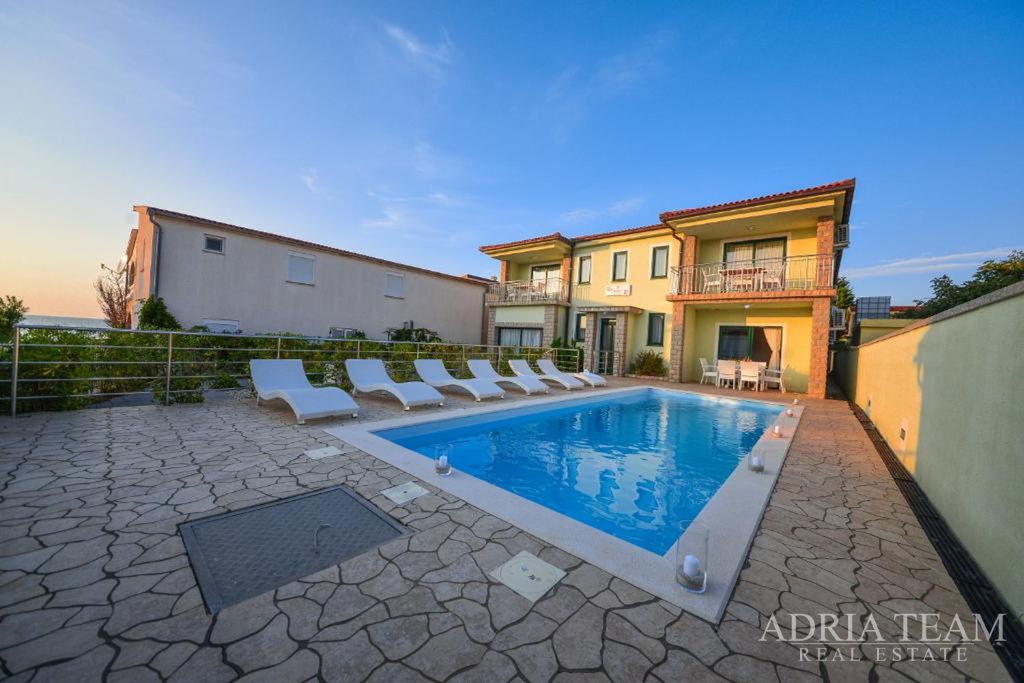 VILA S BAZÉNEM – DRUHÁ ŘADA OD MOŘE – VIR