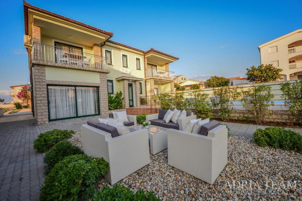 VILA S BAZÉNEM – DRUHÁ ŘADA OD MOŘE – VIR