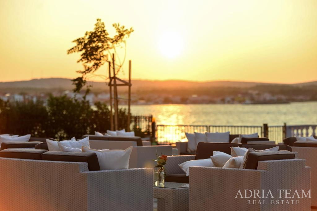 VILA S BAZÉNEM – DRUHÁ ŘADA OD MOŘE – VIR