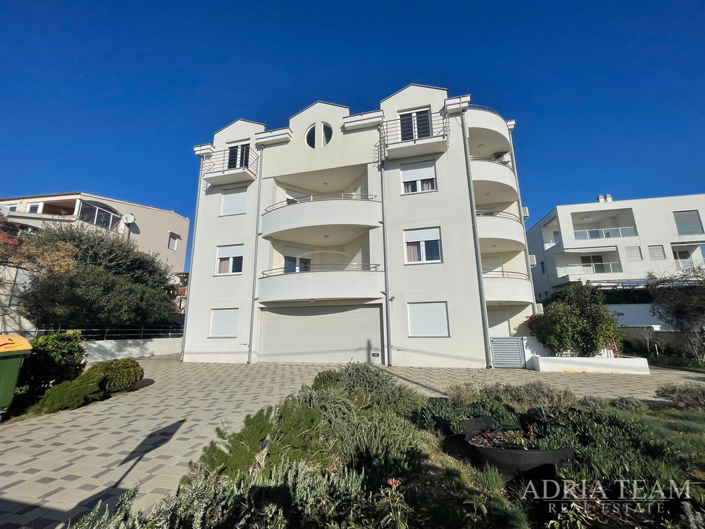 DŮM S 10 APARTMÁNY, VÝHLED NA MOŘE - PETRČANE