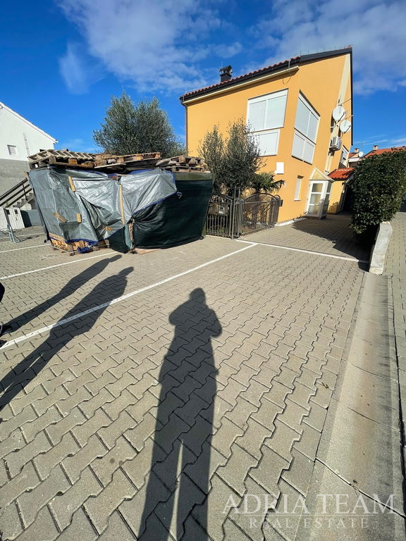 TŘÍPODLAŽNÍ APARTMÁN – VRSI, ZADAR