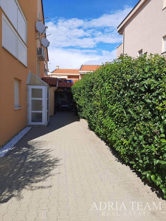 TŘÍPODLAŽNÍ APARTMÁN – VRSI, ZADAR