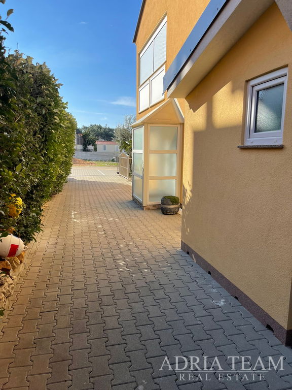 TŘÍPODLAŽNÍ APARTMÁN – VRSI, ZADAR