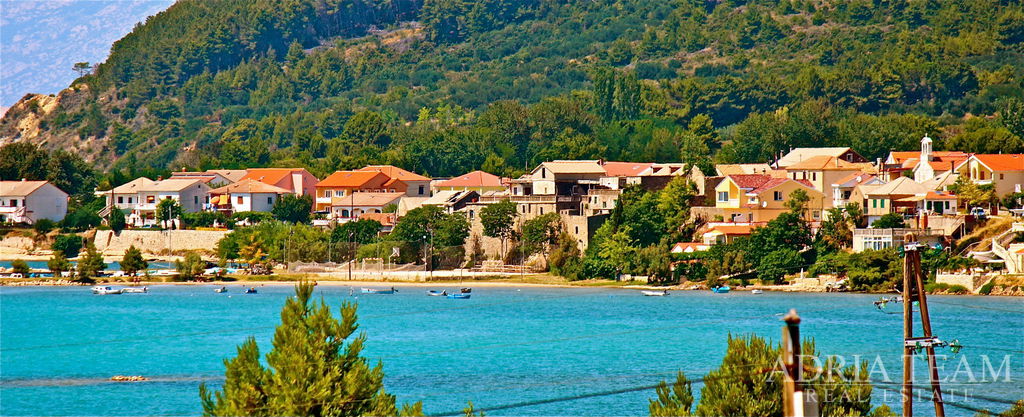 STAVEBNÍ POZEMEK S POVOLENÍM NA VILU S BAZÉNEM -  LJUBAČ, RAŽANAC