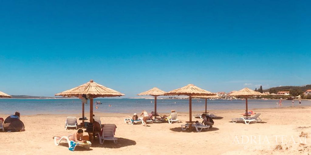 STAVEBNÍ POZEMEK S POVOLENÍM NA VILU S BAZÉNEM -  LJUBAČ, RAŽANAC