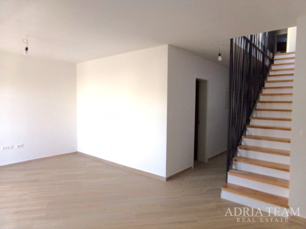 DVOUPODELAŽNÍ APARTMÁN S VÝHLEDEM NA MOŘE – ŠIMUNI, PAG