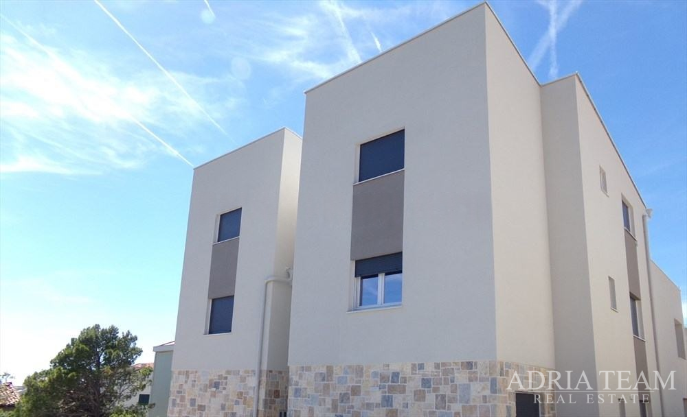 DVOUPODELAŽNÍ APARTMÁN S VÝHLEDEM NA MOŘE – ŠIMUNI, PAG