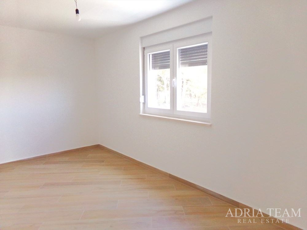 DVOUPODELAŽNÍ APARTMÁN S VÝHLEDEM NA MOŘE – ŠIMUNI, PAG