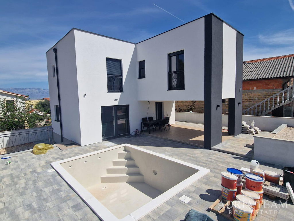 VILA S BAZÉNEM, KLIDNÁ A TICHÁ POZICE - VIR