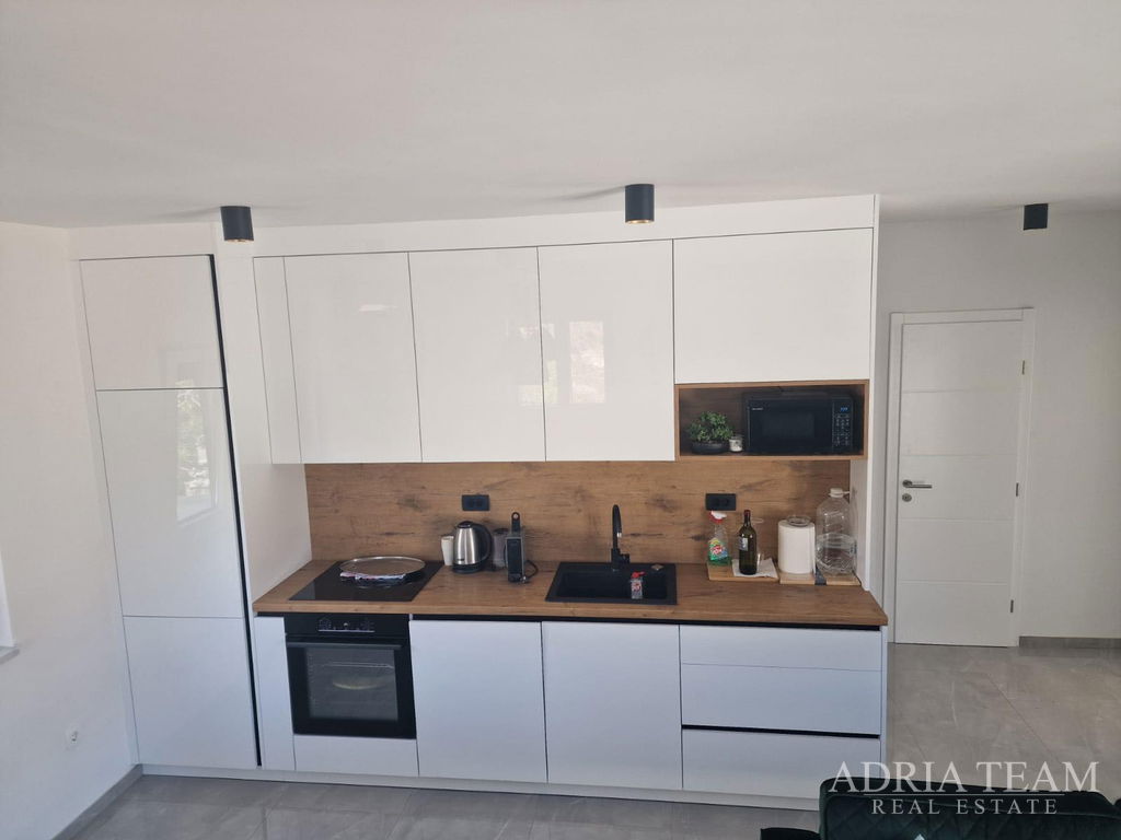 VILA S BAZÉNEM, KLIDNÁ A TICHÁ POZICE - VIR