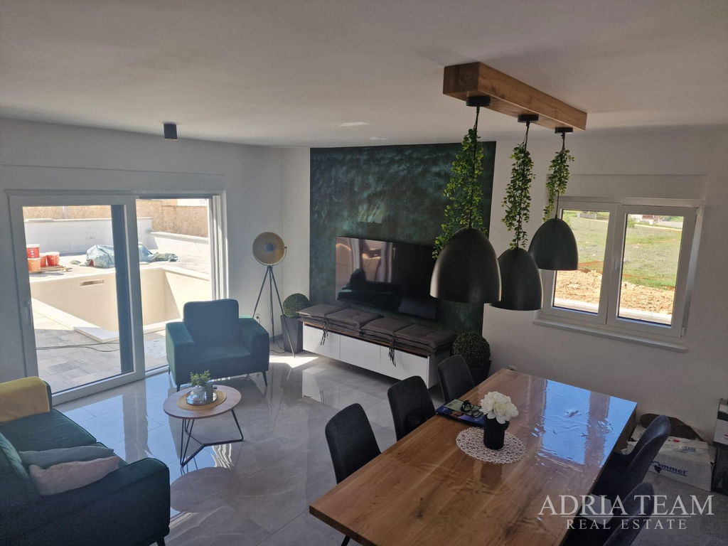 VILA S BAZÉNEM, KLIDNÁ A TICHÁ POZICE - VIR