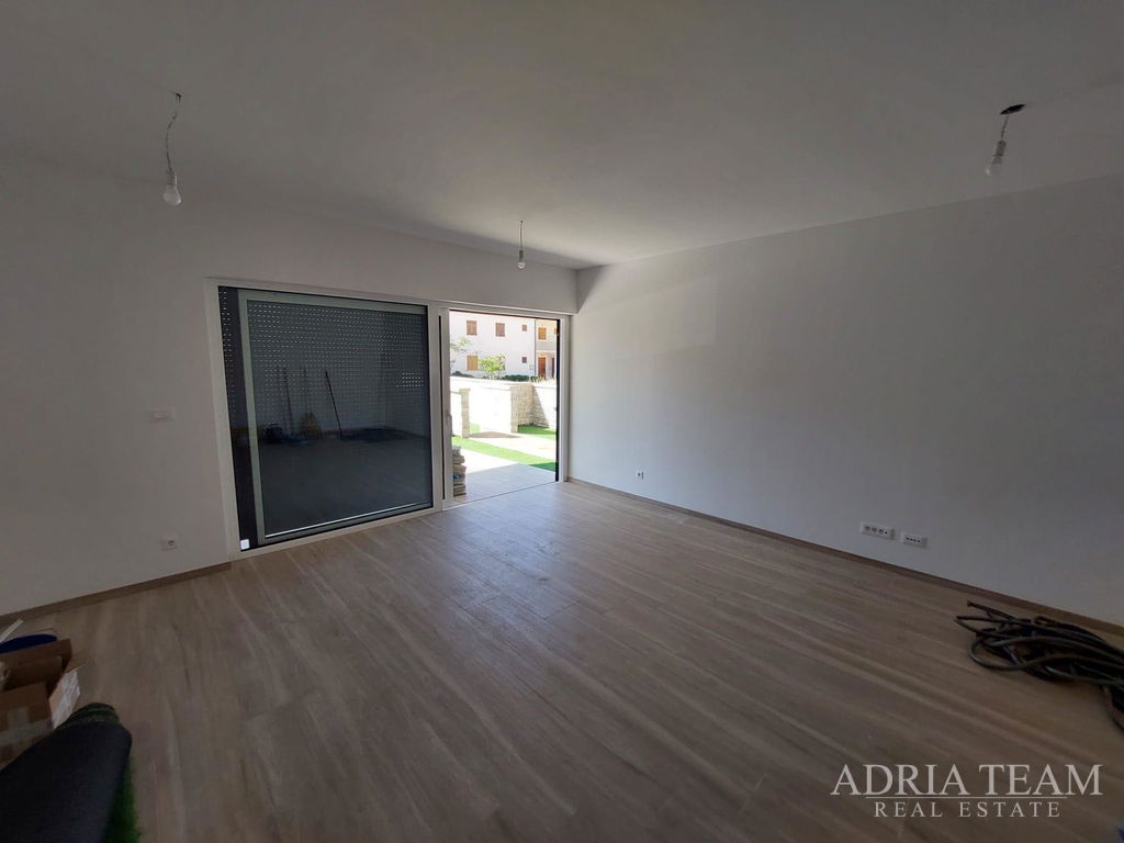 APARTMÁN SE ZAHRADOU – NOVOSTAVBA – POVLJANA, OSTROV PAG