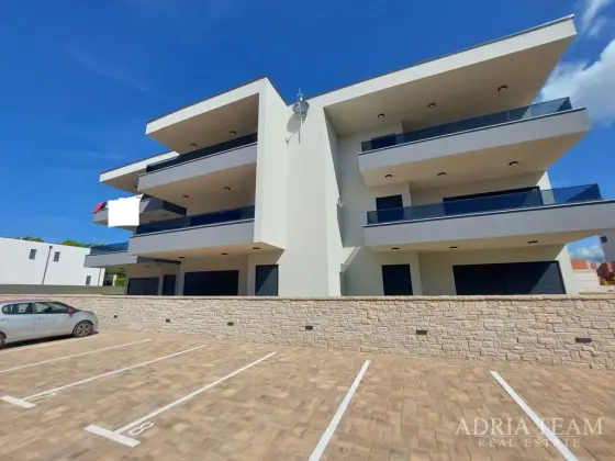 APARTMÁN SE ZAHRADOU – NOVOSTAVBA – POVLJANA, OSTROV PAG nemovitost na prodej