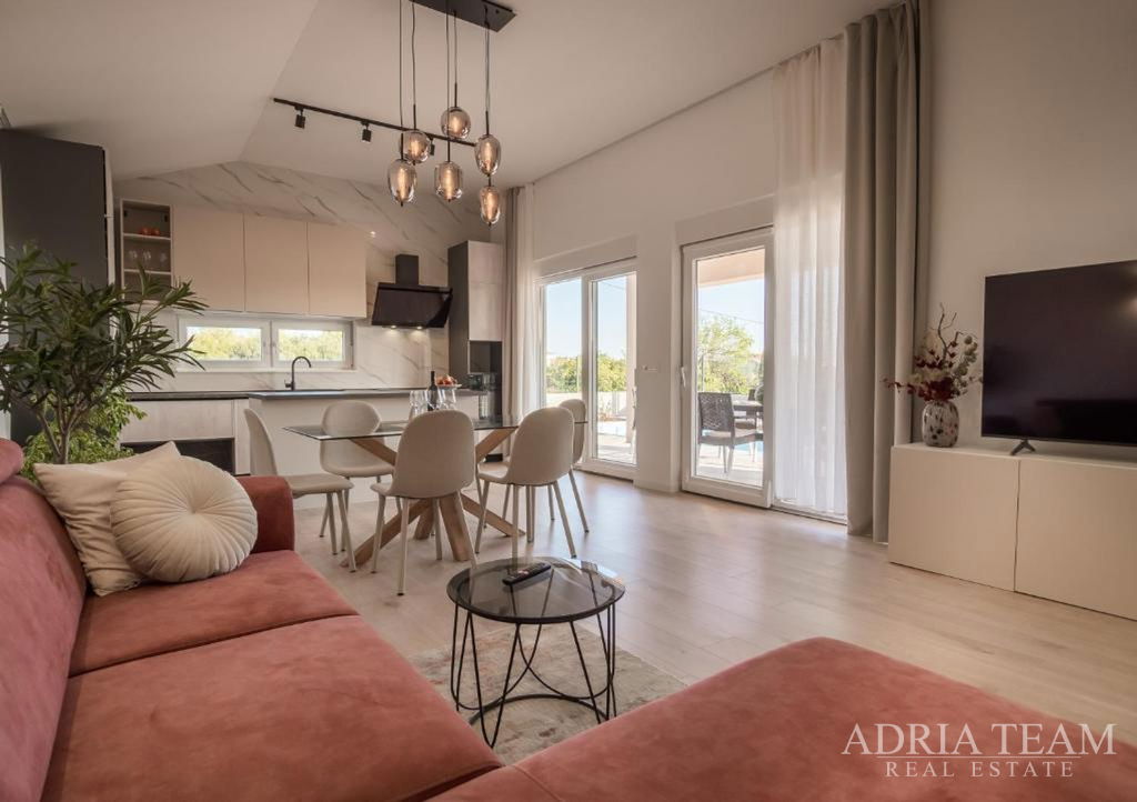 DŮM S BAZÉNEM V KLIDNÉ A TICHÉ LOKALITĚ- VRSI, ZADAR