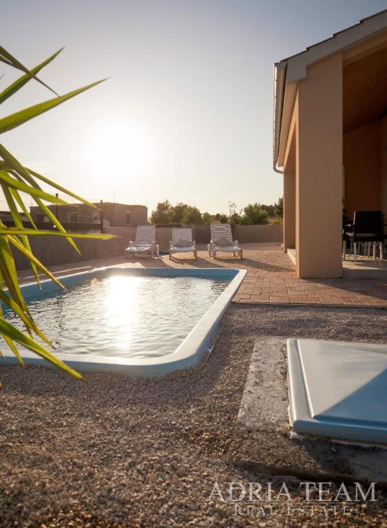 DŮM S BAZÉNEM V KLIDNÉ A TICHÉ LOKALITĚ- VRSI, ZADAR