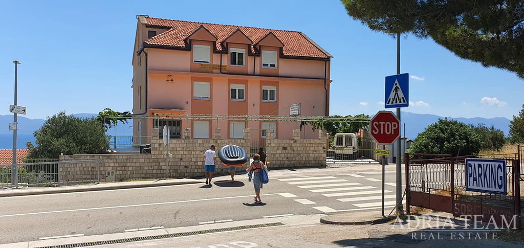 PENZION S RESTAURACÍ A 24 POKOJI, 130 M OD MOŘE – MAKARSKÁ RIVIÉRA