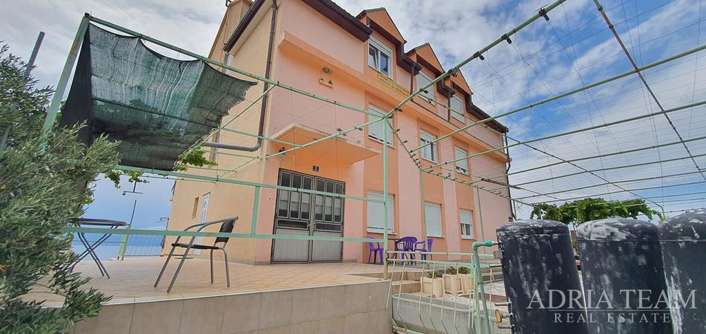 PENZION S RESTAURACÍ A 24 POKOJI, 130 M OD MOŘE – MAKARSKÁ RIVIÉRA